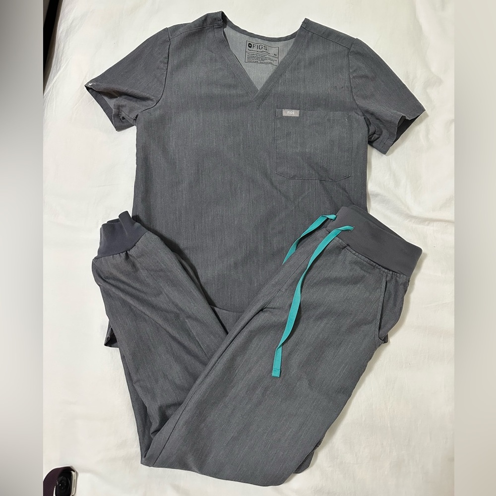 Figs Graphite Scrub Set - XS Catarina top & XS Zamora jogger bottom
